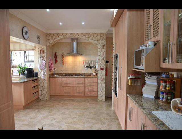 4 BEDROOM HOUSE FOR SALE IN HARTENBOS HEUWELS